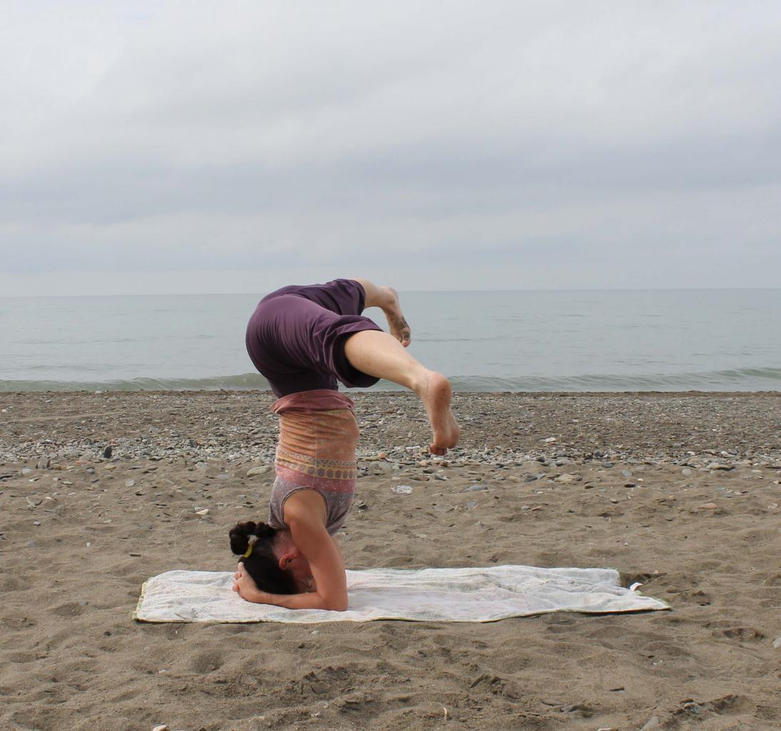 Sirsasana, variation jambes en écart